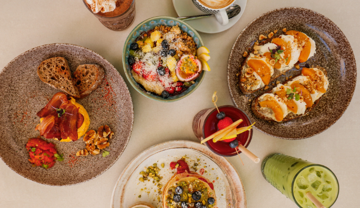 Brunch en Gran Café 1919 Puerto Pollensa con bollería, fruta y café